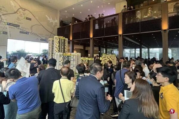 Crowded Showflat at The Reserve Residences 4 1 1