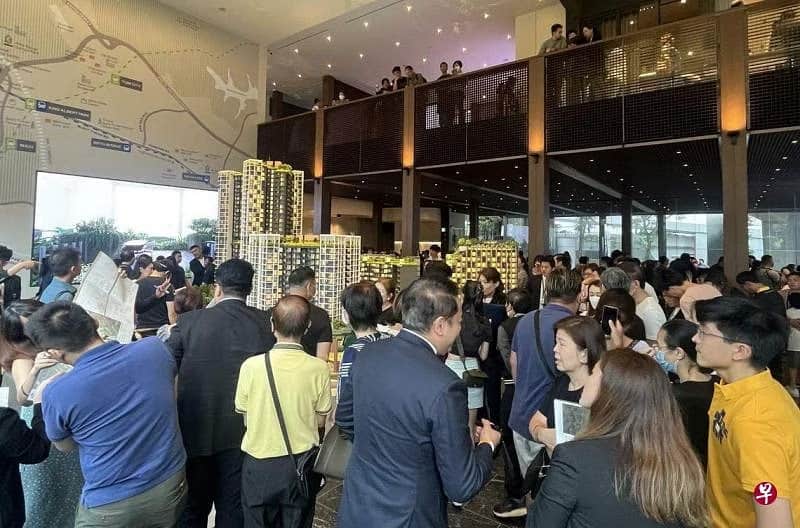 Crowded Showflat at The Reserve Residences 5